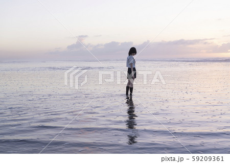 女子高生 海 後ろ姿 輝き 女子高生 海 後ろ姿 輝き 59209361
