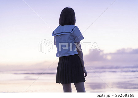 女子高生　海　後ろ姿　輝き 59209369