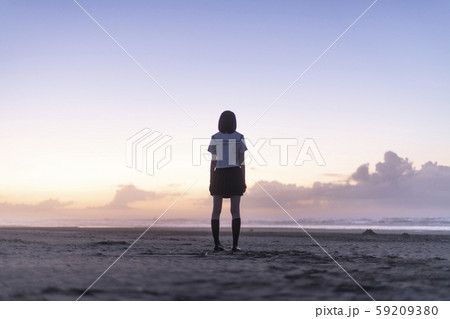 女子高生 海 後ろ姿 輝き 女子高生 海 後ろ姿 輝き 59209380