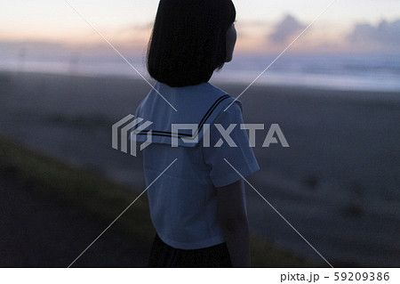 女子高生 海 後ろ姿 輝き 女子高生 海 後ろ姿 輝き 59209386