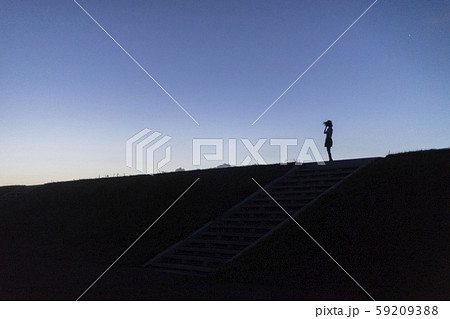 丘で海を見てる 女子高生 丘で海を見てる 女子高生 59209388