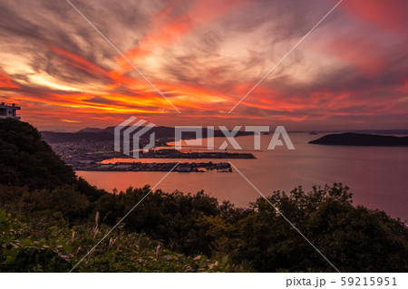 屋島の頂上から見る香川県高松市の夕暮れ 屋島の頂上から見る香川県高松市の夕暮れ 59215951