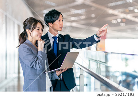ビジネスマンとビジネスウーマン ビジネスマンとビジネスウーマン 59217192