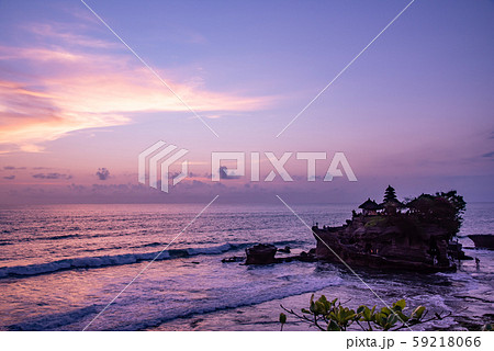 インドネシア バリ島 夕焼けのタナロット寺院 お詣りする人々 インドネシア バリ島 夕焼けのタナロット寺院 お詣りする人々 59218066