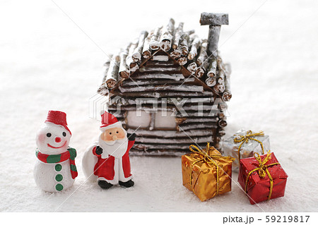 木の枝で作った手作りのクリスマス雑貨とサンタとプレゼント 59219817