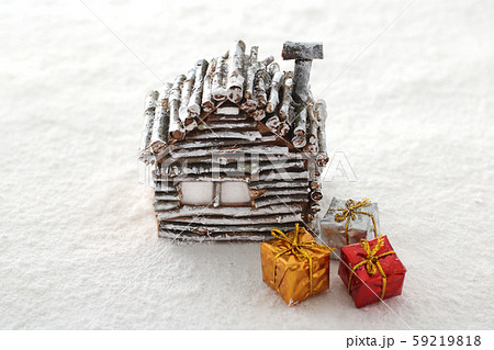 木の枝で作った手作りのクリスマス雑貨とサンタとプレゼントの写真素材