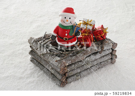 木の枝で作った手作りのクリスマス雑貨とサンタとプレゼントの写真素材