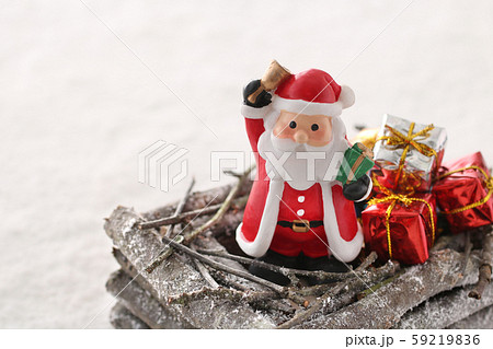 木の枝で作った手作りのクリスマス雑貨とサンタとプレゼントの写真素材