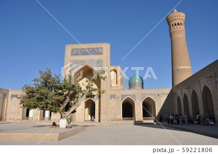 ウズベキスタン　ブハラ　中庭から見るカラーン・モスクとカラーン・ミナレット 59221806