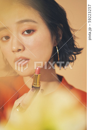 女性　ポートレート　ビューティー　メイク 59223257