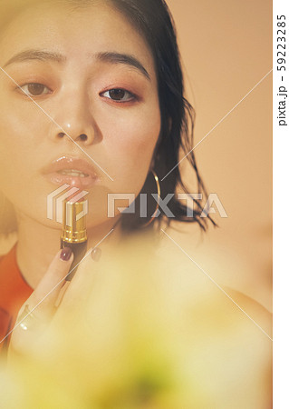 女性　ポートレート　ビューティー　メイク 59223285