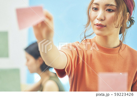 女性　ビジネス　ビジネスウーマン 59223426