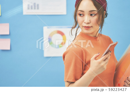 女性　ビジネス　ビジネスウーマン 59223427