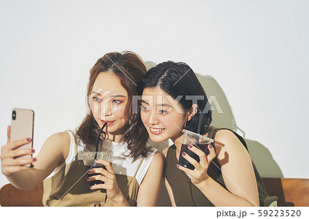 女性　友達 59223520