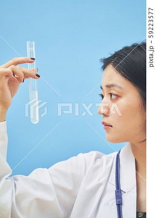 女性　研究　実験　理系 59223577