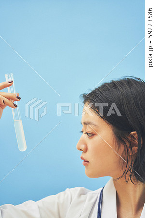 女性　研究　実験　理系 59223586