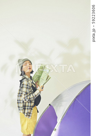 女性　アウトドア　ピクニック 59223606