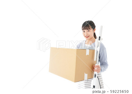 引っ越しをする若い女性 引っ越しをする若い女性 59225650