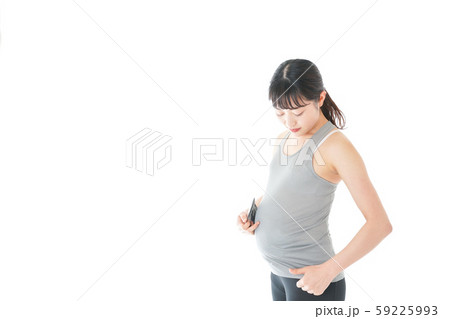 トレーニングをする若い女性 59225993