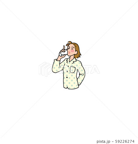 寝起きに水を飲む女性 59226274
