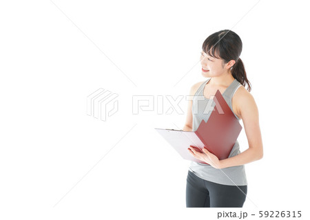 スポーツウェアを着た若い女性 59226315