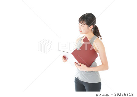 スポーツウェアを着た若い女性 59226318