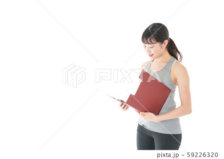 スポーツウェアを着た若い女性 59226320