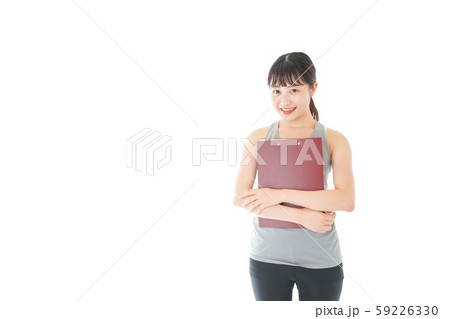 スポーツウェアを着た若い女性 59226330