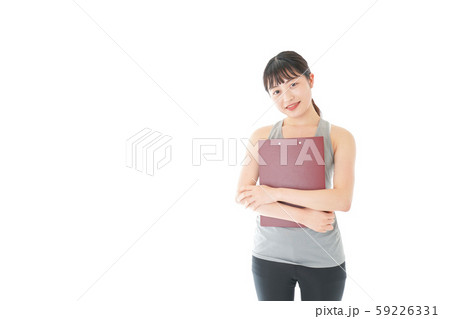 スポーツウェアを着た若い女性 59226331