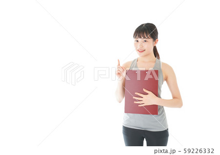 スポーツウェアを着た若い女性 59226332