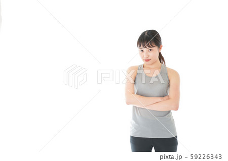 スポーツウェアを着た若い女性 59226343