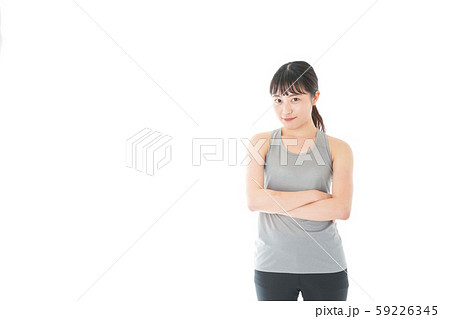 スポーツウェアを着た若い女性 59226345