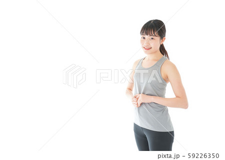 スポーツウェアを着た若い女性 59226350