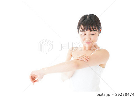 乾燥肌の対策をする若い女性 乾燥肌の対策をする若い女性 59228474