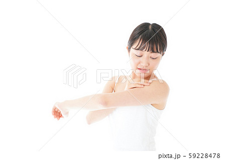 乾燥肌の対策をする若い女性 59228478
