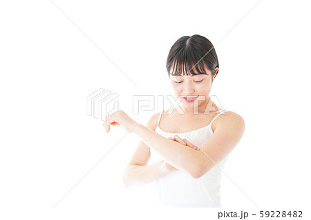乾燥肌の対策をする若い女性 59228482