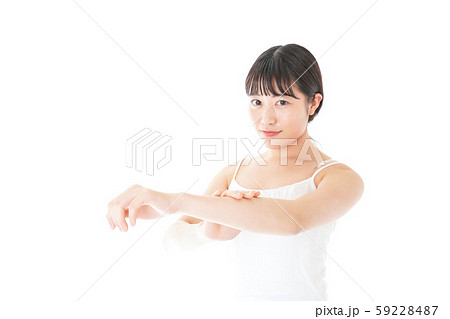 乾燥肌の対策をする若い女性 乾燥肌の対策をする若い女性 59228487