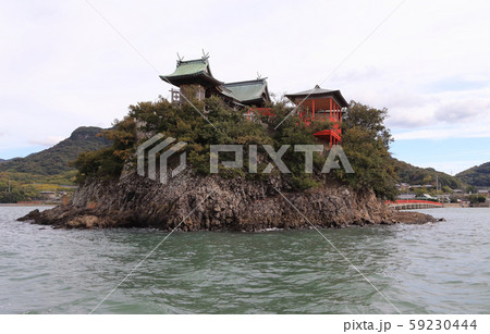 香川県三豊市三野町の子供の神様「津嶋神社」(海上から) 香川県三豊市三野町の子供の神様「津嶋神社」(海上から) 59230444