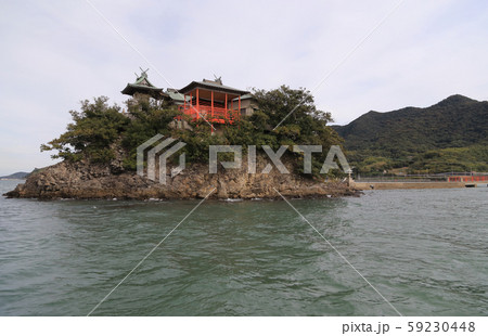 香川県三豊市三野町の子供の神様「津嶋神社」（海上から） 59230448