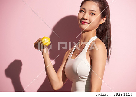 女性　スポーツ　ダンベル 59231119