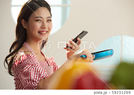 女性　ライフスタイル　料理　 59231269