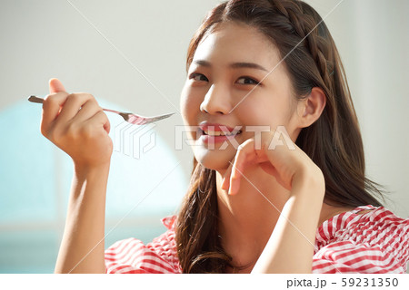 女性　ライフスタイル　料理　 59231350