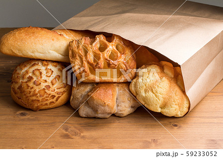 紙袋の中にいろいろなパンの種類 外国 bread cafe 紙袋の中にいろいろなパンの種類 外国 bread cafe 59233052