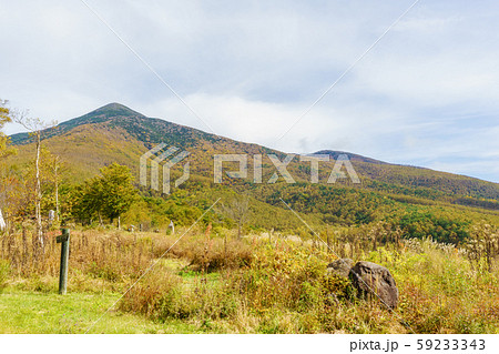 秋の富士見高原(長野県)から編笠山の景色 秋の富士見高原(長野県)から編笠山の景色 59233343