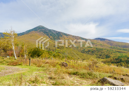 秋の富士見高原（長野県）から編笠山の景色 59233344