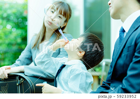 家族イメージ　子育て世代　夢　膨らむ　シャボン玉 59233952