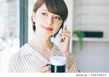 オフィスで電話をする女性 59234614