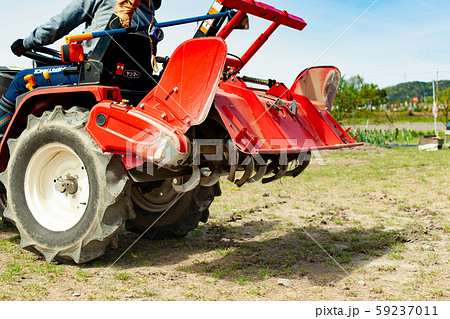 赤いトラクター 59237011