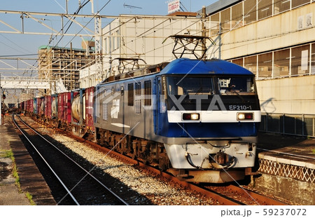 山陽本線、倉敷駅を通過する貨物列車(EF210形+コキ) 山陽本線、倉敷駅を通過する貨物列車(EF210形+コキ) 59237072