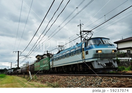 山陽本線、八本松・瀬野駅間を走る貨物列車（EF66形+コキ） 59237074